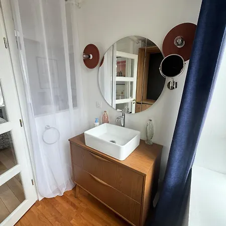 House 3 Bedrooms 6 Beds